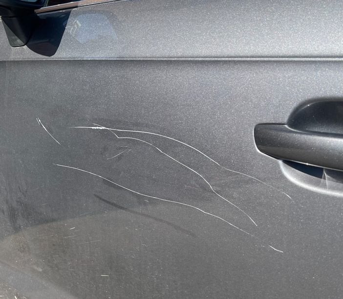 Biella, auto nel mirino dei vandali: righe a portiera e cofano FOTO