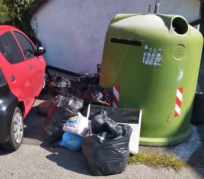 Valle Mosso, rifiuti abbandonati, un lettore: "Presupposto per incentivare altri incivili" FOTO