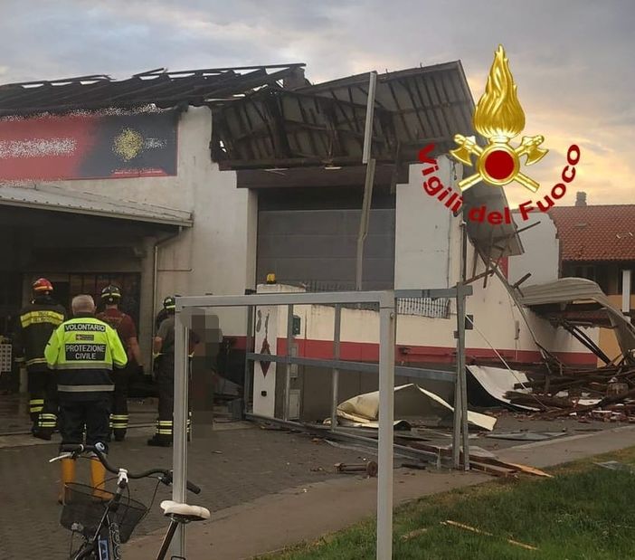 Tromba d'aria nel vicino Vercellese, colpita un'abitazione con officina Tromba d'aria nel vicino Vercellese, colpita un'abitazione con officina