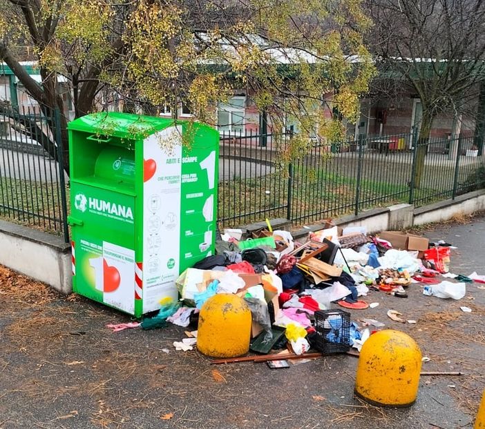 Chiavazza, ennesimo abbandono dei rifiuti fuori dai contenitori per la raccolta di abiti