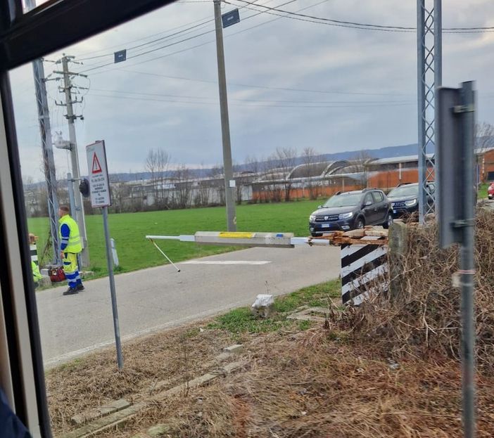 Passaggio a livello in tilt a Sandigliano