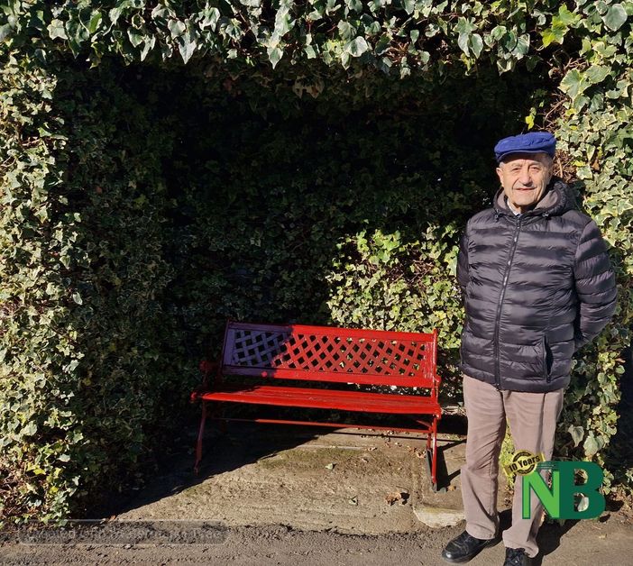 A 90 anni Leandro colora di rosso una panchina a Lessona contro la violenza sulle donne