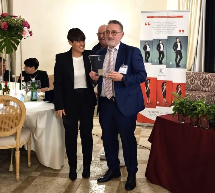 Il dialogo con la bellezza di Beauty Med: premio come Miglior professionista Kyminasi Diet dell’anno 2023 per il Dott. Paris