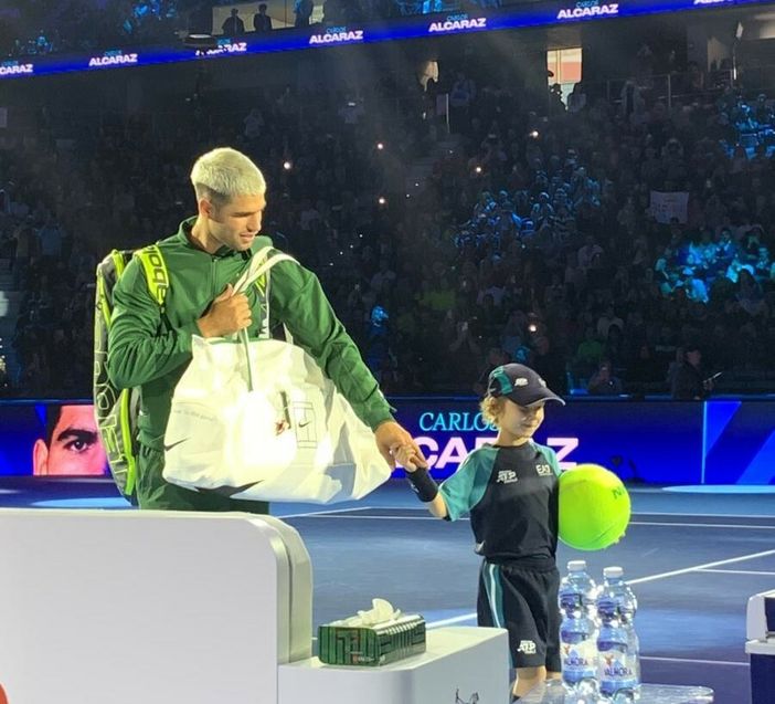 La piccola Nicole di Biella accoglie Carlos Alcaraz al primo giorno delle Nitto ATP Finals FOTO e VIDEO