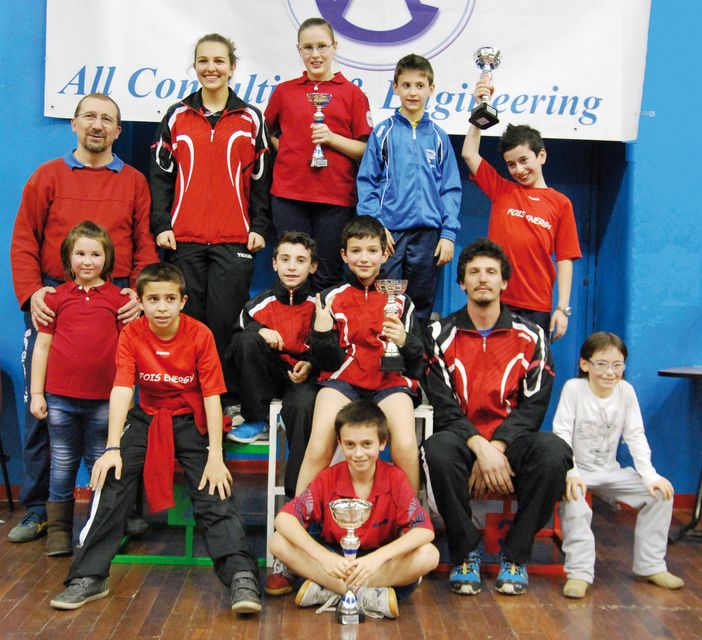 Il gruppo di giovani atleti del TT Biella con i tecnici Adrian Panaite e Stefano Erba