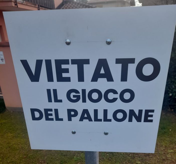 A Tollegno è "vietato il gioco del pallone", foto post fb A Tollegno è "vietato il gioco del pallone", foto post fb