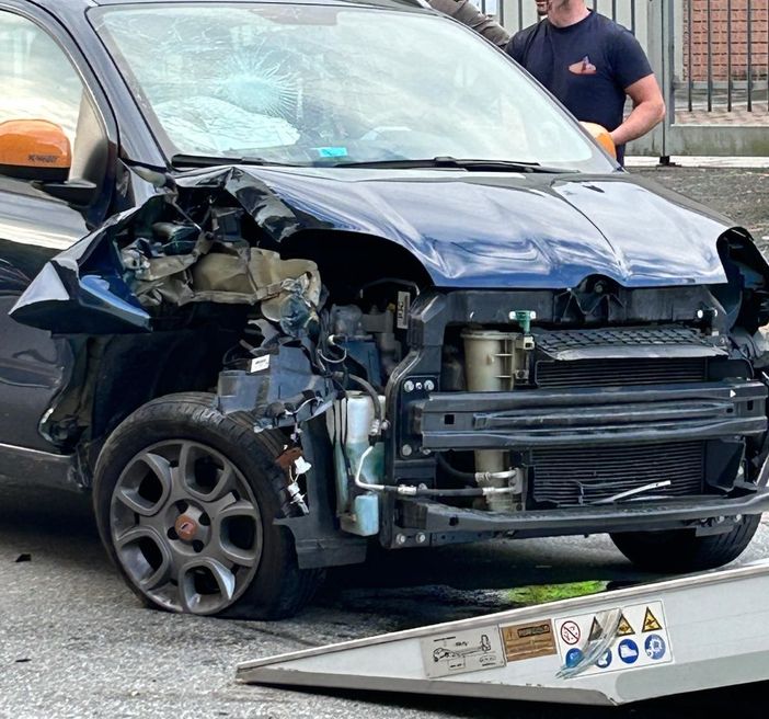 Biella, perde il controllo dell'auto e finisce contro un palo della luce Biella, perde il controllo dell'auto e finisce contro un palo della luce