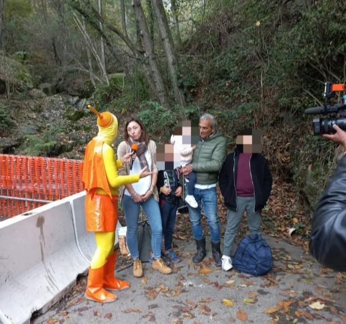 Il ponte sul Rio Cino di Pralungo ieri sera a Striscia con Capitan Ventosa