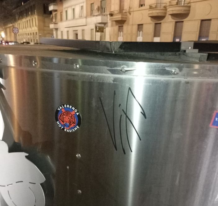 Sfregiato il monumento della Vespa, il Club: "Chi ha visto qualcosa lo segnali"