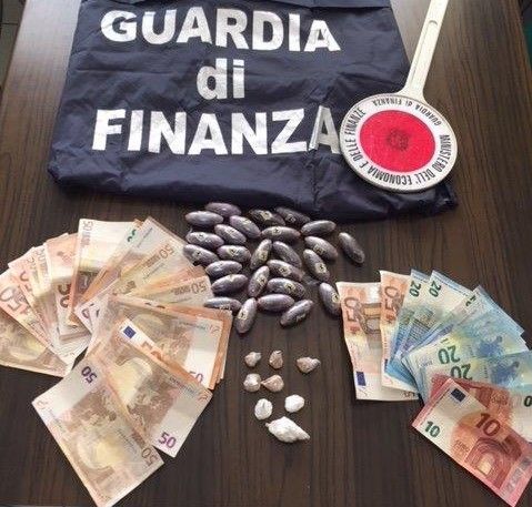 Passeggia per Biella con la droga nascosta nel taschino della camicia, 70enne arrestato per spaccio Passeggia per Biella con la droga nascosta nel taschino della camicia, 70enne arrestato per spaccio