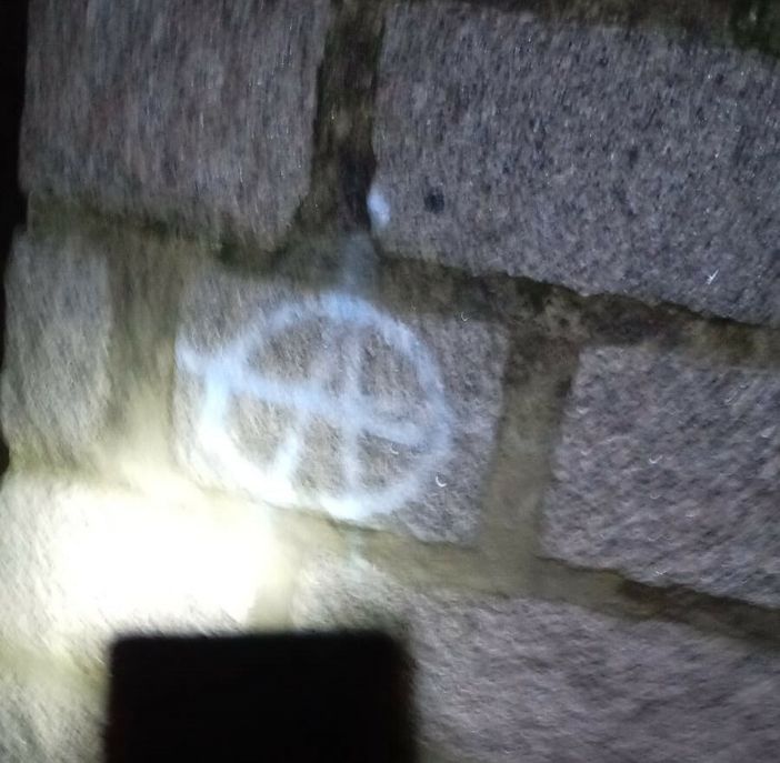 Biella Cossila, simbolo anarchico disegnato su una pietra, cittadini indignati