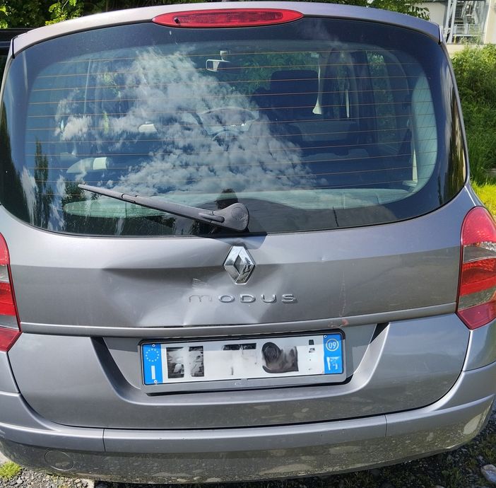 Una lettrice: "Mi hanno danneggiato l'auto e non ho trovato né testimoni né il responsabile"