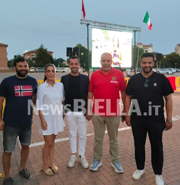 Biella, oltre 200 persone in piazza Falcone per Francia-Marocco: una serata all'insegna dello sport e dell'integra-zione FOTO e VIDEO