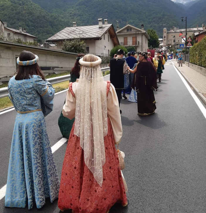 Sfilata medievale in Valle d'Aosta, alla parata anche gli Scacchi Viventi Crevacuore (foto dalla pagina Facebook di Comune di Crevacuore)
