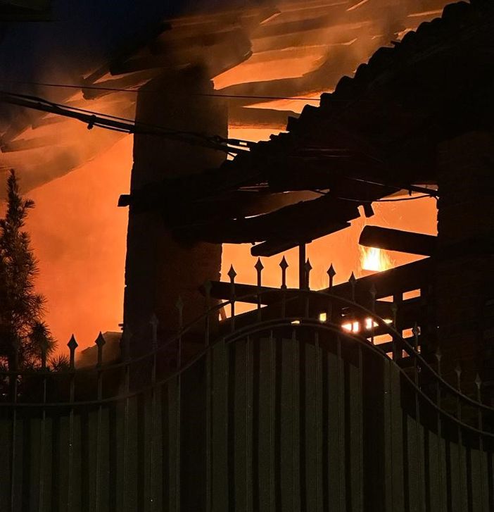 Candelo, rustico a fuoco, Vigili del Fuoco al lavoro da ore, FOTO e VIDEO