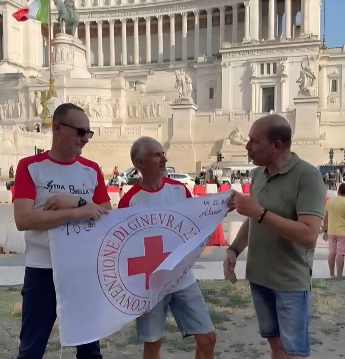 Claudio Bisoglio a Roma dopo 972 km a piedi: “Una bellissima sensazione con la bandiera della Cri” VIDEO