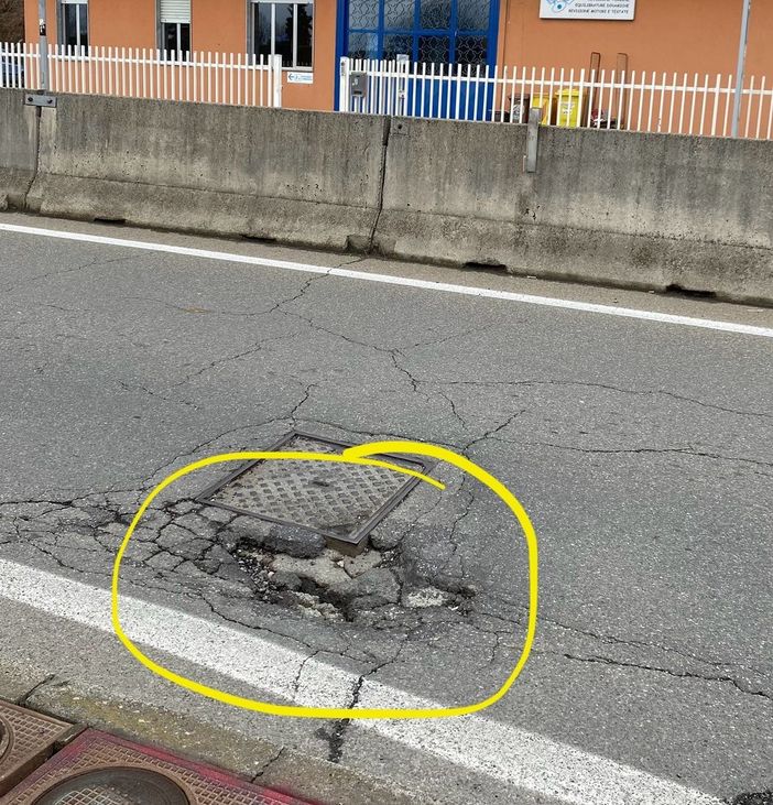 Una lettrice: "Mia figlia è riuscita a evitare due buche enormi, ma si deve fare attenzione" Una lettrice: "Mia figlia è riuscita a evitare due buche enormi, ma si deve fare attenzione"