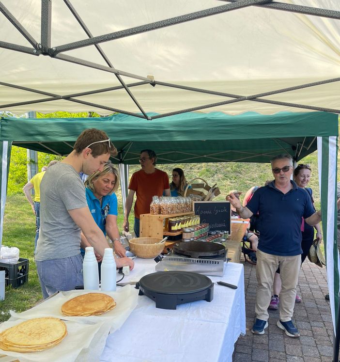 Su e giù per le rive a Soprana, è un successo l’evento che coniuga degustazioni e passeggiate nella natura (foto dalla pagina Facebook di Comune Valdilana) Su e giù per le rive a Soprana, è un successo l’evento che coniuga degustazioni e passeggiate nella natura (foto dalla pagina Facebook di Comune Valdilana)