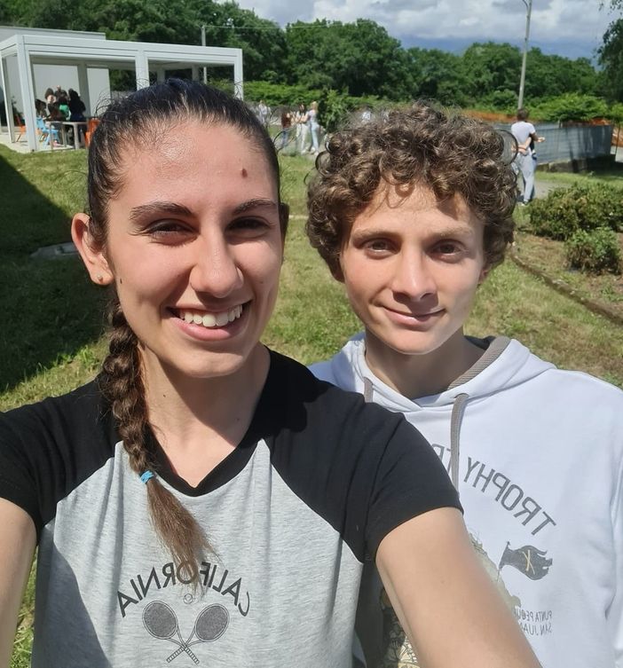 La Maturità nel primo anno senza mascherine dopo il Covid. I ragazzi biellesi sono più carichi che mai, nella foto Laura Cerutti e Davide Ajmone