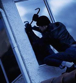 Gli svaligiano casa portandosi via anche i mobili Gli svaligiano casa portandosi via anche i mobili