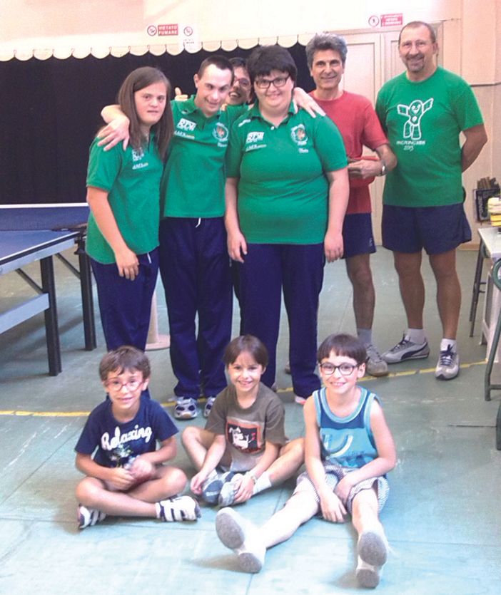 I nuovi atleti del TT.Biella insieme ai tecnici Gilbero Ciarmatori e Adrian Panaite e ai giovanissimi pongisti Alessandro Cherchi, Giorgia e Beatrice Sulis