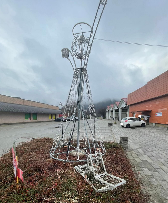 Vandali in azione anche a Pray, danni all'Angelo della Pro Loco: “Non si ripeta più” (foto dalla pagina Facebook di Pro Loco Pray)