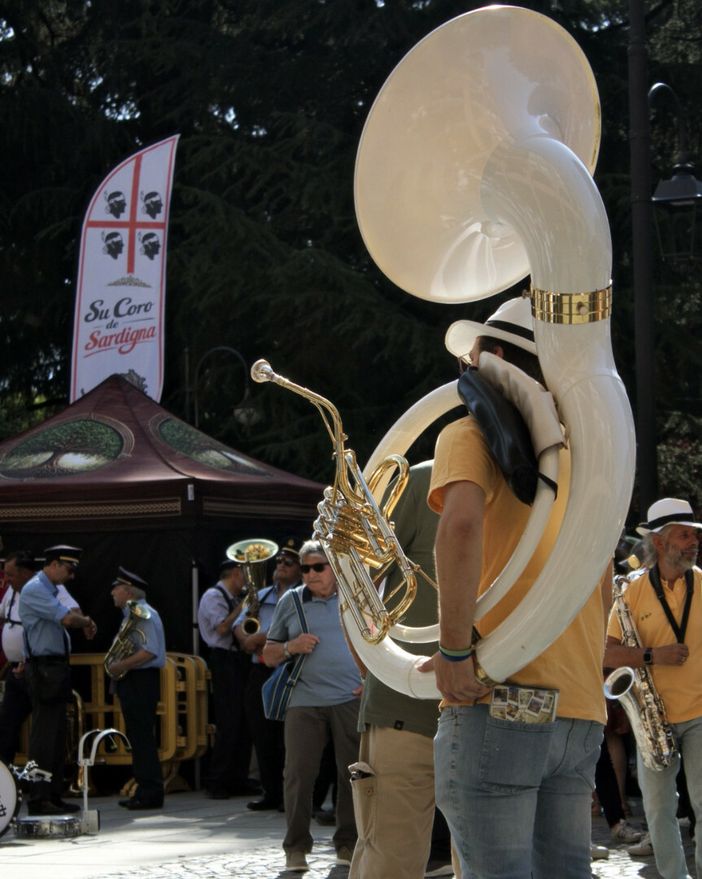 Nell’immagine di Mario Milano, un momento della presenza di otto bande musicali alla festa sarda 2026 Nell’immagine di Mario Milano, un momento della presenza di otto bande musicali alla festa sarda 2026