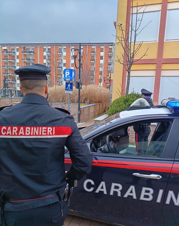 Tenta di trascinare via una 16enne in strada: arrestato dai Carabinieri