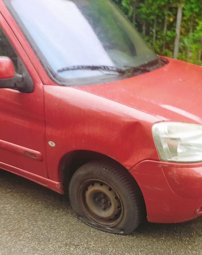 Chiavazza: Diverse auto vandalizzate nella notte. Gomme squarciate e tergicristalli rotti FOTO