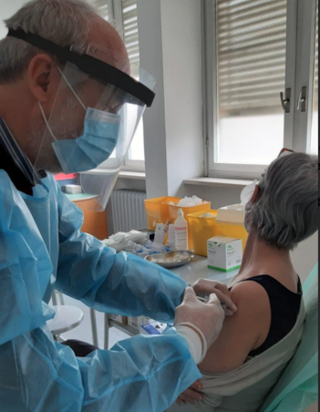 Il dottor Baiguera al lavoro