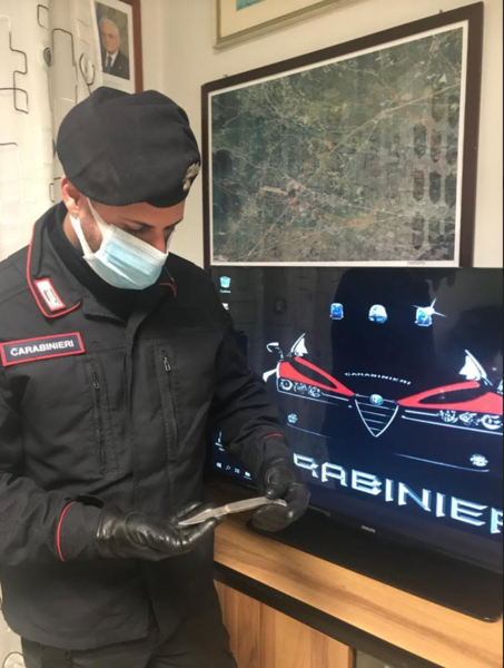 In auto con il coltello: nei guai un georgiano residente nel Biellese