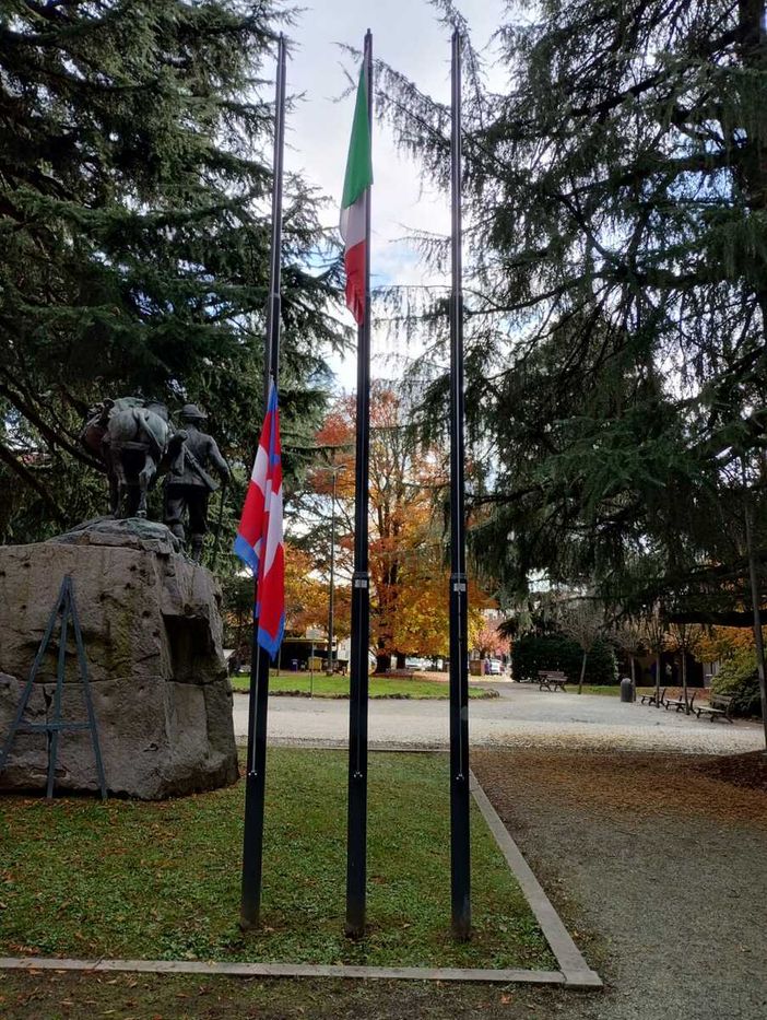 Bandiere danneggiate e a mezz’asta ai giardini Zumaglini a Biella, un lettore: "Vandalismo o incuria?"