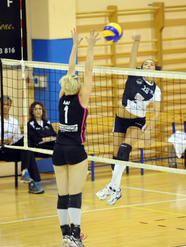 Sara Gaito (Teamvolley) e Eleonora Mo (SprintVirtus) nel derby di andata (foto Giacomo Bielli) Sara Gaito (Teamvolley) e Eleonora Mo (SprintVirtus) nel derby di andata (foto Giacomo Bielli)