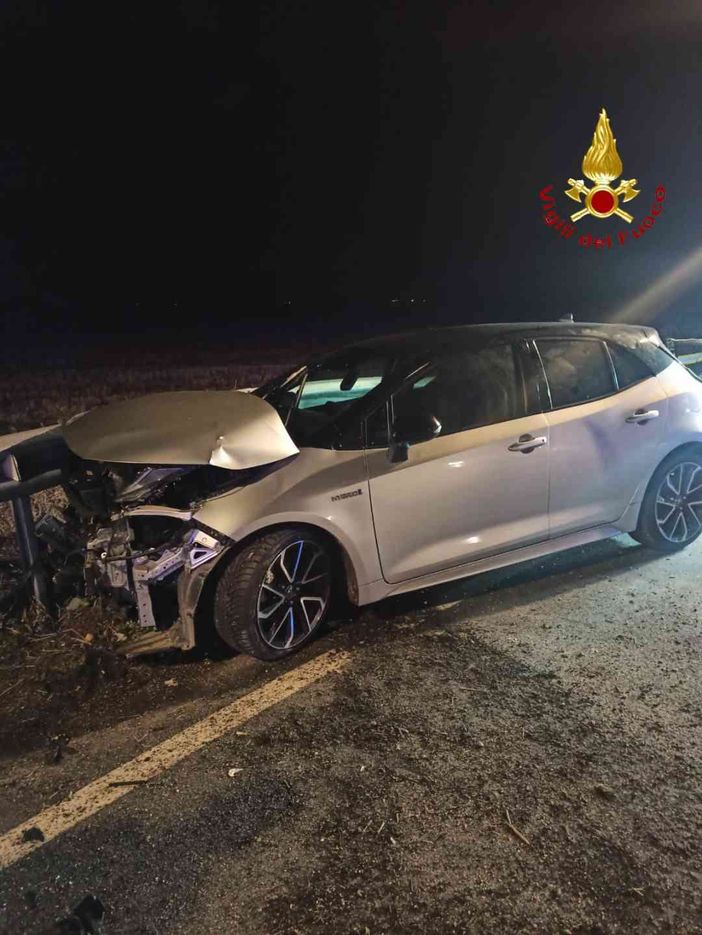 Desana, incidente stradale nella notte. Estratte 4 persone dall'abitacolo Desana, incidente stradale nella notte. Estratte 4 persone dall'abitacolo