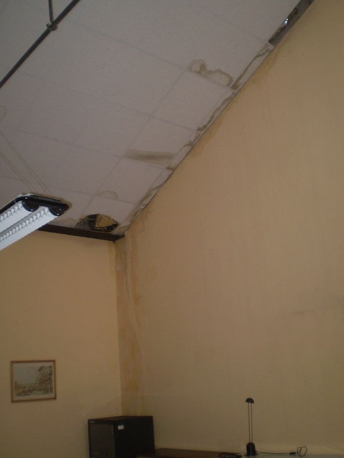 Crolla la controsoffittatura della Dogana