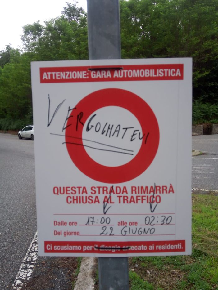 Rally Lana storico: "Vergognatevi", la protesta di alcuni residenti per la chiusura delle strade