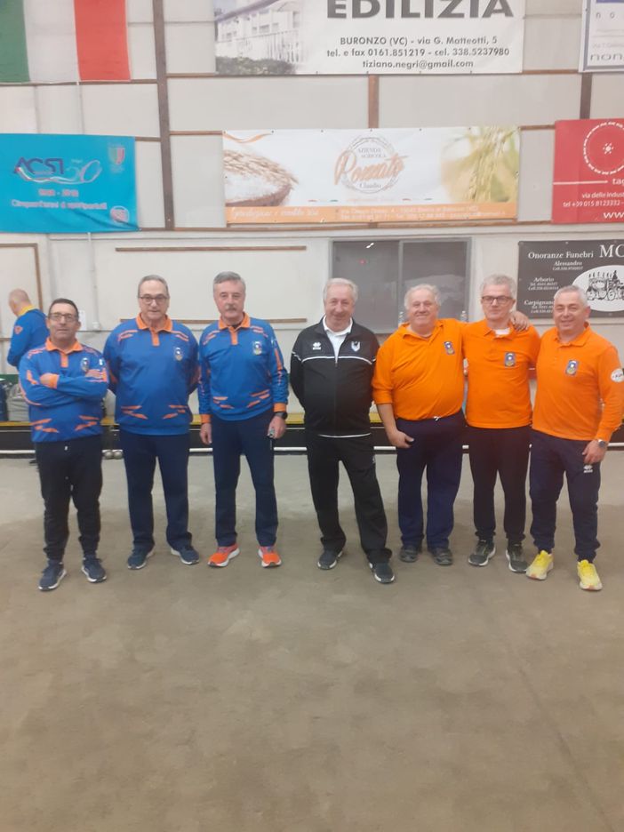 In maglia blu la terna Valle Elvo vincitrice a Buronzo - Foto Federbocce