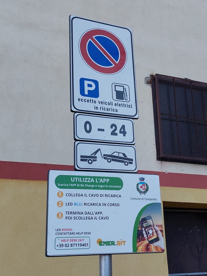 A Casapinta installata la colonnina per le auto elettriche - Foto Comune Casapinta A Casapinta installata la colonnina per le auto elettriche - Foto Comune Casapinta