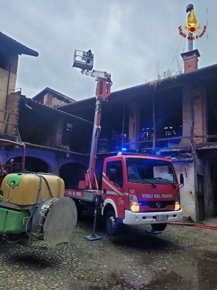 Dal nord-ovest: Incendio provoca ingenti danni ad un cascinale
