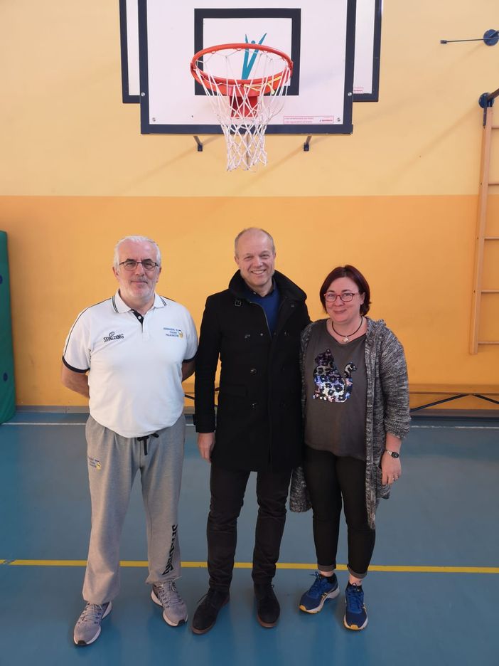 Gaglianico, la primaria a lezione di minibasket con il professor Cremonini Gaglianico, la primaria a lezione di minibasket con il professor Cremonini