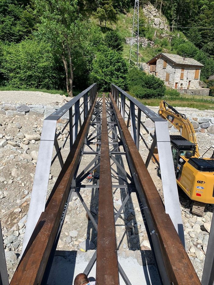 Rosazza: Posate le tubazioni dell'acqua sotto la passerella pedonale