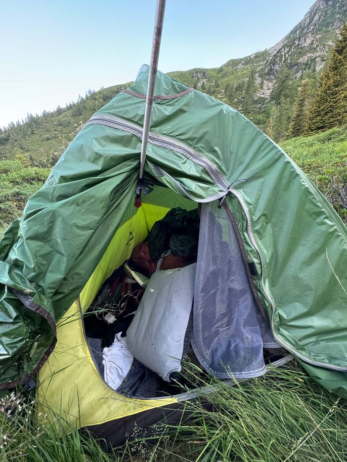 Tenda abbandonata al Lago delle Bose a Oropa: dov’è il proprietario?