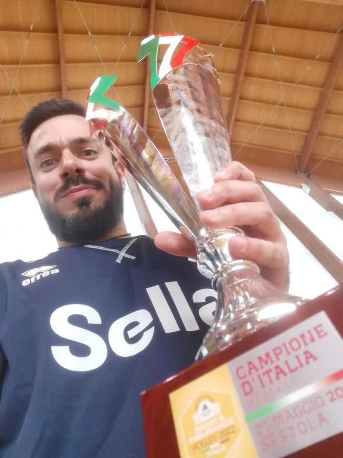 Nella foto il capitano Simone Muzii con la meritata coppa