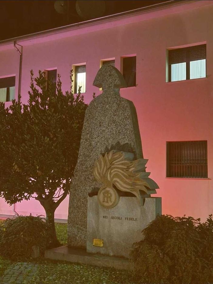 Giornata contro la violenza sulle donne: la caserma dei Carabinieri si illumina di arancione