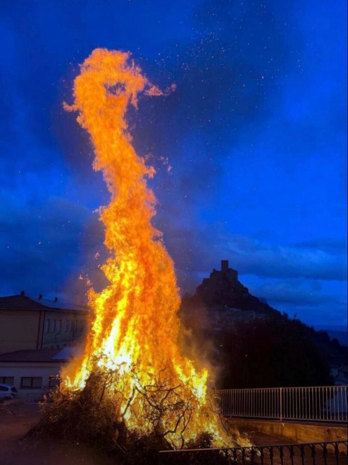 Burgos, falò di Sant’Antonio 2026, nello sfondo il castello giudicale del Goceano