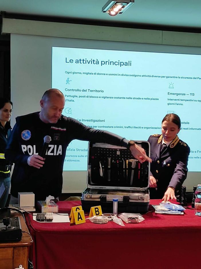 Biella, la Questura entra in classe: studenti conquistati dal mestiere del poliziotto
