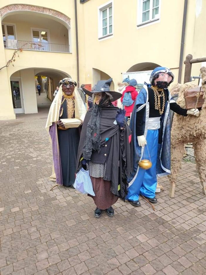 befana presepe