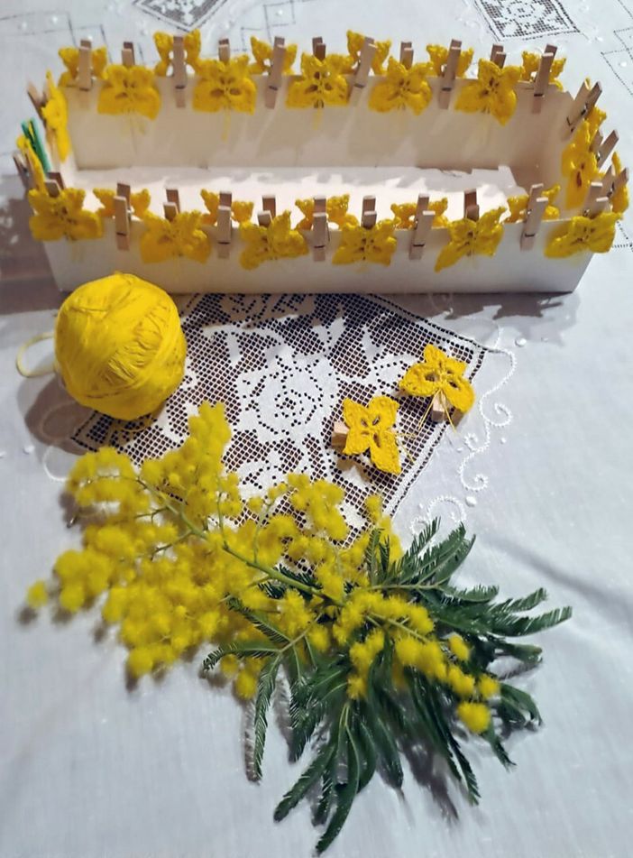 Nell’immagine d’archivio: composizione di pizzi e mimose preparata dalle “feminas” di “Su Nuraghe” per la Festa della Donna