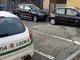 Gaglianico: Bloccata da un'auto non riesce a uscire dal parcheggio. Arriva la Polizia Locale FOTO
