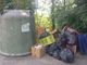 Andorno, rifiuti abbandonati accanto alla campana del vetro Andorno, rifiuti abbandonati accanto alla campana del vetro